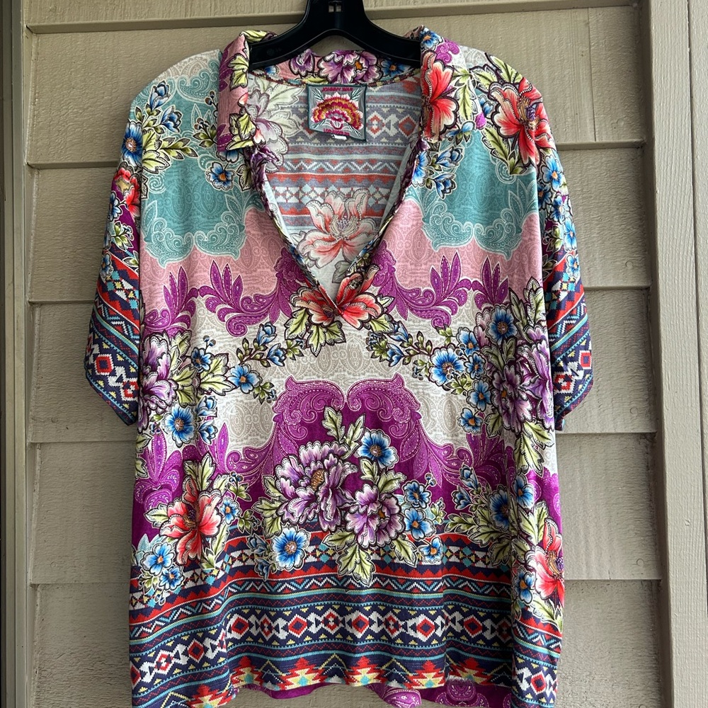 Johnny Was V-Neck style top. Sz XL